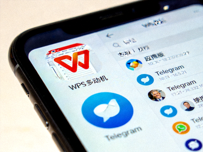 智能手机屏幕上显示WPS手机版和Telegram便携版的应用图标及界面